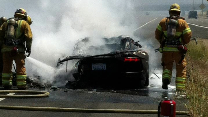 Illustration for article titled First $376,000 Lamborghini Aventador Destroyed By Fire